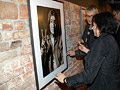 Marta podpisuje fotografii, kde ztvárnila Johna Lennona